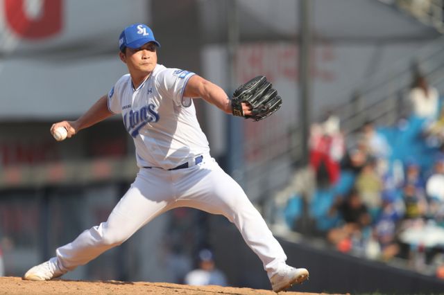 오승환이 송진우가 가지고 있던 최고령 승리투수와 홀드 기록에 도전한다. 사진은 2024시즌 삼성 라이온즈에서 활약한 오승환의 모습. /사진=뉴스1