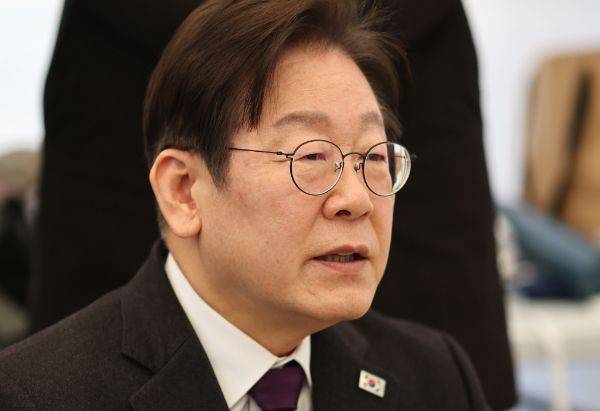 이재명 더불어민주당 대표가 '최상목 몸조심' 발언에대해 해명했다. 사진은 이재명 더불어민주당 대표가 윤석열즉각퇴진·사회대개혁 비상행동(비상행동) 단식농성장을 찾은 모습. /사진=뉴스1