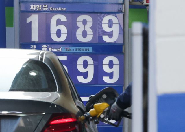 주유소 휘발윳값과 경윳값이 모두 하락했다. 사진은 서울시내 한 주유소. /사진=뉴스1