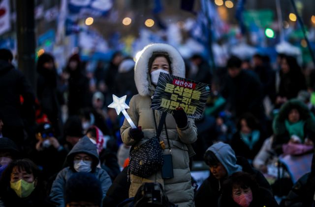 윤석열 대통령 탄핵선고를 앞두고 주말인 토요일 서울 도심 곳곳에서 탄핵 찬반 집회가 열린다. 사진은 지난 18일 서울 종로구 동십자각 앞에서 열린 윤석열 대통령 탄핵 촉구 집회 모습 /사진=뉴스1