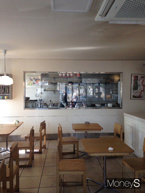 구형폰을 찾는 MZ세대가 늘고 있다. 사진은 구형 아이폰5c로 촬영한 식당의 모습. /사진=신소민 기자