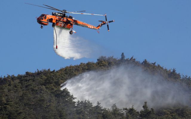 22일 오후 1시 6분쯤 대구 수성구 욱수동 병풍산 정상 부근에서 불이 나 산림 당국이 진화에 나섰다. 사진은 산불 진화용 헬기. /사진=뉴스1