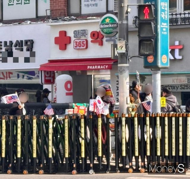 안국역 사거리횡단보도 코너에서 'STOP THE STEAL'라고 적힌 플래카드와 태극기를 들고 시민들이 시위하고 있다. /사진=박세희 기자