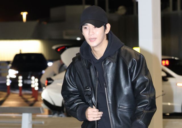  배우 김수현이 '제9회 아시아 아티스트 어워즈(AAA)' 참석을 위해 26일 인천국제공항을 통해 태국 방콕으로 출국하고 있다. /사진-뉴스1