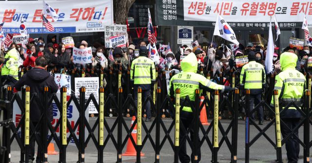 윤석열 대통령 탄핵심판 선고가 임박한 18일 오후 서울 종로구 헌법재판소 앞에서 윤 대통령 지지자들이 탄핵 반대를 촉구하는 시위를 하고 있다./사진=뉴시스
