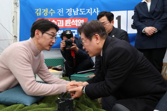 이재명 더불어민주당 대표가 21일 윤석열 대통령의 파면을 촉구하며 13일째 단식 중인 김경수 전 경남도지사의 농성장을 찾아 대화하고 있다./사진-공동취재