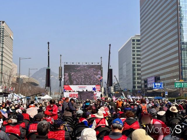 윤석열 대통령 탄핵 반대 집회에 참여하기 위해 세종대로 앞 무대 앞에 시민들이 앉아있다. /사진=박세희 기자