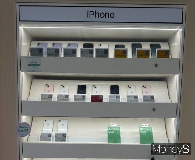 MZ세대 사이에서 구형 아이폰이 다시 인기를 끌고 있다. 사진은 서울 서대문구 한 중고폰 매장. /사진=신소민 기자