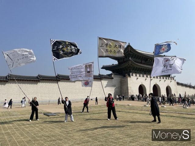 탄핵 찬성 집회에 참가한 시민들이 깃발을 흔들고 있다. / 사진=이소연 기자