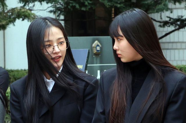 뉴진스의 멤버 민지(왼쪽)가 지난 7일 서울 서초구 서울중앙지방법원에서 어도어 측이 멤버들을 상대로 제기한 ‘기획사 지위보전 및 광고계약 체결 등 금지’ 가처분 첫 심문기일을 마친 후 취재진 질문에 답하고 있다. /사진=뉴스1