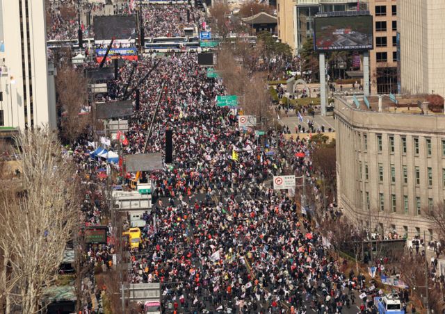 15일 오후 서울 세종대로에서 열린 자유통일당 탄핵반대 집회에서 참가자들이 구호를 외치고 있다. /사진-뉴스1