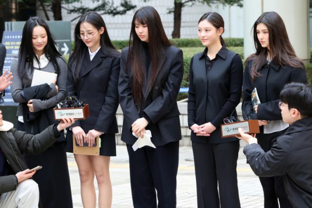 뉴진스 멤버인 하니(왼쪽부터), 민지, 혜인, 해린, 다니엘이 지난 7일 서울 서초구 서울중앙지방법원에서 어도어 측이 멤버들을 상대로 제기한 ‘기획사 지위보전 및 광고계약 체결 등 금지’ 가처분 첫 심문기일을 마친 후 취재진 질문에 답하고 있다. /사진=뉴스1