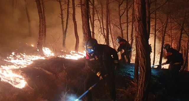 21일 오후 산림청 항공본부 공중진화대원들이 경남 산청군 시천면에서 발생한 산불 확산을 차단하기 위해 밤샘 작업을 하고 있다. /사진-뉴스1