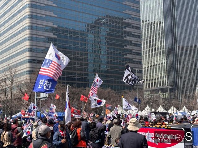 22일 오후 세종대로 앞에서 열린 윤석열 대통령 탄핵 반대 집회에 태극기와 성조기를 든 시민들이 참석하고 있다. /사진=박세희 기자 