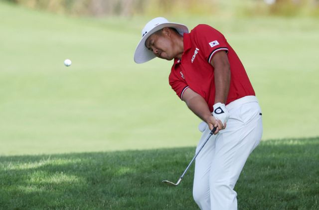 안병훈이 1일(현지시각) 프랑스 기앙쿠르 르 골프 나쇼날에서 열린 2024 파리 올림픽 골프 남자 스트로크 플레이 1라운드에서 3번홀 써드샷을 하고 있다. /사진=뉴시스