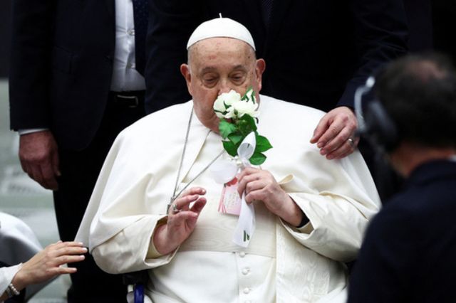 폐럼으로 입원했던 프란치스코 교황이 37일 만에 퇴원한다. 사진은 지난달 12일 프란치스코 교황의 모습. /사진=로이터