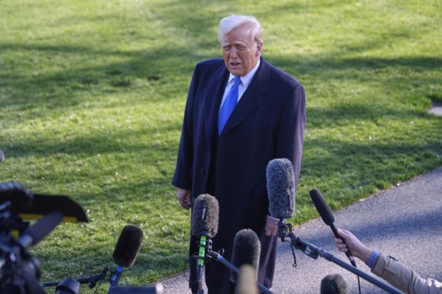 도널드 트럼프 대통령이 21일 금요일 워싱턴에서 뉴저지로 향하는 마린원에 탑승하기 전 백악관 사우스 잔디밭에서 기자들과 대화하고 있다.AP 뉴시스 /사진=이혜미