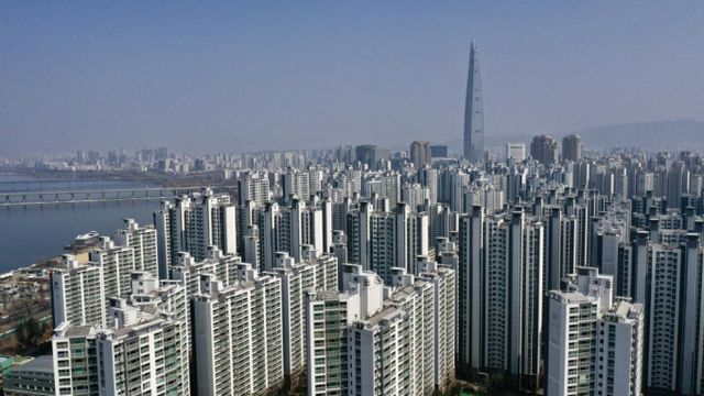 [서울=뉴시스] 김명년 기자 = 강남3구와 용산구 소재 아파트의 매물 호가가 내려가고 있다. 정부와 서울시가 강남3구(강남·서초·송파구)와 용산구 소재 아파트 2200개 단지에 '갭투자'를 막는 토지거래허가구역으로 적용키로 하면서 부동산 시장이 혼란에 빠졌다. 토지거래허가구역 해제로 큰 수혜를 입었던 잠삼대청(잠실·삼성·대치·청담동) 지역은 집주인들이 호가를 1억~3억원 가량 낮추고 있다. 오는 24일부터 토지거래허가구역 규제가 시행되기 때문에 매도를 서두르려는 집주인들이 늘어 매물이 급증하는 모습이다. 송파구 잠실동 엘리트(엘스·리센츠·트리지움) 아파트는 전용 84㎡ 기준 호가를 30억원에 27억원으로 하루 만에 3억원 낮춘 매물도 등장했다. 엘스 아파트는 지난달 토지거래허가구역 해제에 따른 수혜 단지로 꼽히며 30억5000만원에 신고가로 거래가 체결되기도 했다. 사진은 23일 오전 서울 송파구 아파트 단지. 2025.03.23. kmn@newsis.com /사진=