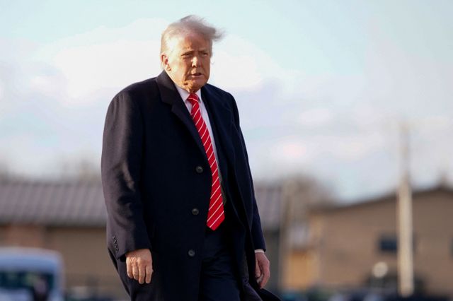 도널드 트럼프 미국 대통령이 러시아와 우크라이나 전쟁을 언급하며 자신만이 블라디미르 푸틴 러시아 대통령을 막을 수 있다고 강조했다. 사진은 지난 22일(현지시각) 트럼프 대통령이 미국 뉴저지주 모리스타운 공항에서 전용기에 탑승하는 모습. /사진=로이터