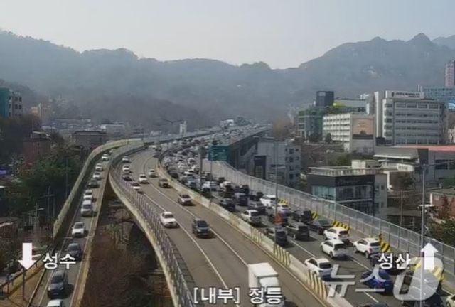 서울 종로구 평창동 내부순환로 정릉터널 내부에서 차량 화재가 발생해 정릉터널입구 구간이 양방향 통제중이다. / 사진=서울교통정보센터