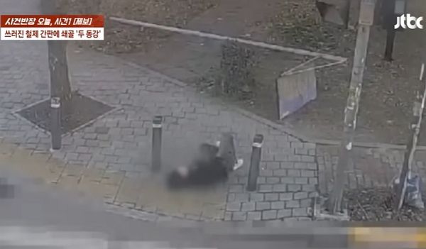 횡단보도 신호를 기다리다 쓰러진 철제 간판에 맞아 쇄골을 다친 남성의 사연이 전해졌다. 사진은 A씨가 불법 철제 구조물에 맞아 쓰러진 모습. /사진=JTBC '사건반장' 캡처