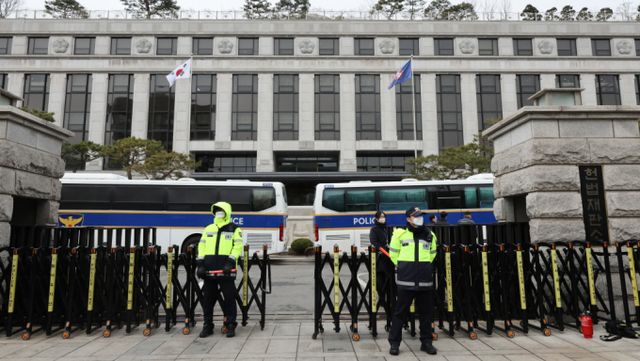 (서울=뉴스1) 허경 기자 = 한덕수 국무총리 탄핵심판 결과가 이르면 이번주에 나올 것으로 관측되는 5일 서울 종로구 헌법재판소 앞에서 경찰이 경계 근무를 하고 있다. 2025.3.5/뉴스1 Copyright © 뉴스1. All rights reserved. 무단 전재 및 재배포, AI학습 이용 금지. /사진=(서울=뉴스1) 허경 기자