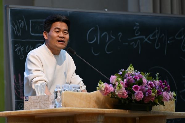 한국사 강사 전한길이 정치적 행보 이후 지인들과 연이 끊겼다고 전했다. 사진은 전한길이 지난 23일 '대통령 탄핵반대 광주·전남 애국시민 총궐기집회'에서 발언하는 모습. /사진=뉴시스