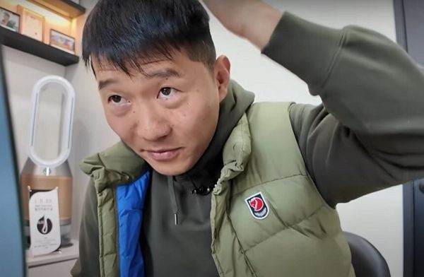 강형욱이 갑질 논란에 휘말린 후 스트레스성 탈모에 시달렸다고 고백했다. 사진은 강형욱이 병원에서 탈모 관련 치료를 받는 모습. /사진=유튜브 채널 '강형욱의 보듬TV' 캡처