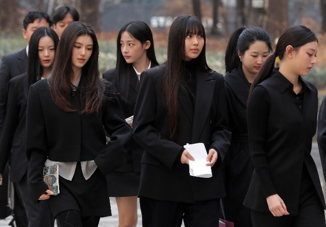 걸그룹 뉴진스가 홍콩 공연을 앞두고 떨리는 심경을 전했다. 사진은 지난 7일 오전 서울 서초구 중앙지방법원에서 열린 가운데 뉴진스가 출석하고 있는 모습. /사진=스타뉴스