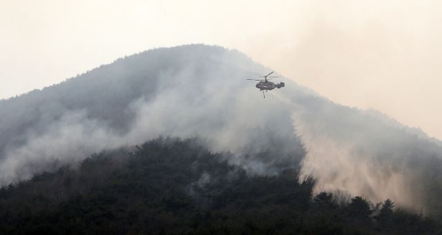 전국 곳곳으로 산불이 옮겨 붙고 있다. 사진은 23일 오후 산청군 시천면 일대에서 산불진화 헬기가 진화작업을 벌이고 있는 모습. /사진=뉴스1