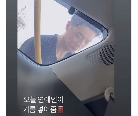 가수 팀이 주유소에서 포착돼 화제를 불러모았다. /사진=김보라 인스타그램