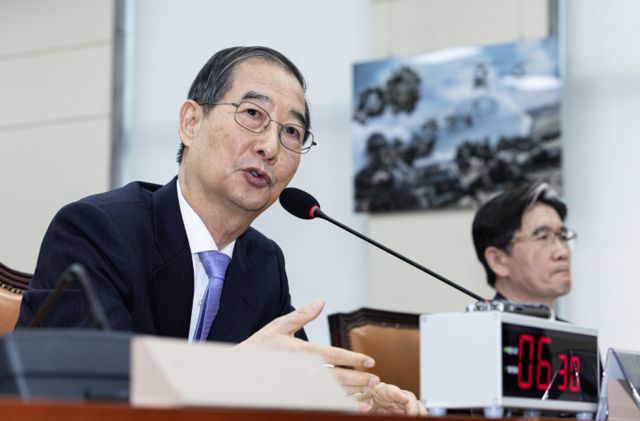 윤석열 대통령이 선포한 12·3 비상계엄의 후폭풍으로 탄핵심판에 넘겨진 한덕수 국무총리의 파면·직무복귀 여부가 24일 결정된다. 사진은 지난달 25일 서울 여의도 국회에서 열린 윤석열 정부의 비상계엄 선포를 통한 내란 혐의 진상규명 국정조사 제5차 청문회에서 의원 질의에 답변한 한덕수 국무총리. /사진=뉴스1