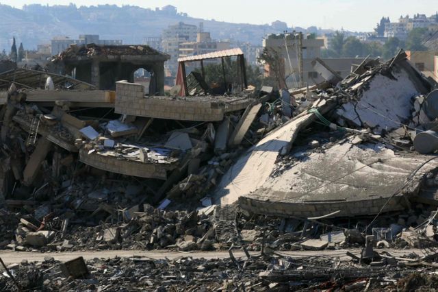 (나바티예 AFP=뉴스1) 우동명 기자 = 1일 (현지시간) 레바논 남부 나바티예에서 이스라엘과 헤즈볼라의 전쟁 중 허물어진 건물이 보인다. 2024.12.02 ⓒ AFP=뉴스1 Copyright © 뉴스1. All rights reserved. 무단 전재 및 재배포, AI학습 이용 금지. /사진=(나바티예 AFP=뉴스1) 우동명 기자
