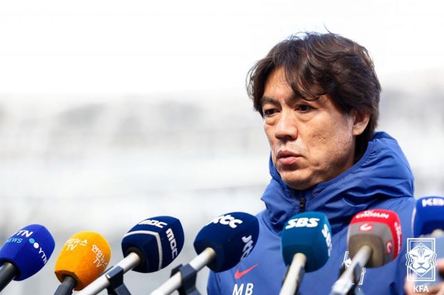 오만을 상대로 비긴 한국 축구대표팀이 오는 25일 요르단과의 경기를 앞둔 상태에서 부상자가 속출해 쉽지 않은 경기를 예고했다. 사진은 지난 22일 홍명보 감독이 요르단전을 앞두고 취재진과 인터뷰하는 모습. /사진=뉴스1(대한축구협회) 