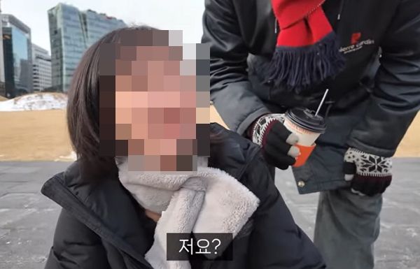 한 노인이 공원에서 촬영 중인 여성 유튜버에서 술을 마시자고 권유하며 연락처를 요구한 사연이 전해졌다. 사진은 한 노인이 여성 유튜버에게 연락처를 묻는 모습. /사진=유튜브 채널 캡처