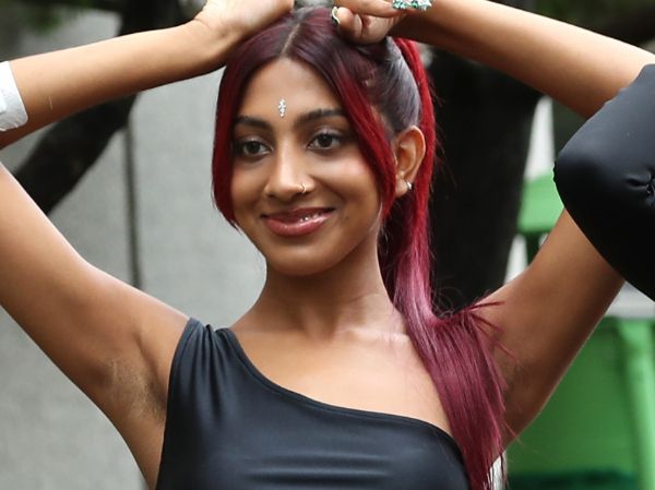 하이브의 미국 현지화 그룹 캣츠아이의 멤버 라라가 커밍아웃을 했다. 사진은 하이브 미국 걸그룹 캣츠아이 라라가 음악방송 '뮤직뱅크'(뮤뱅) 녹화를 위해 지난해 9월13일 오전 서울 영등포구 KBS 신관 공개홀에 도착해 인사를 하고 있는 모습. /사진=뉴스1