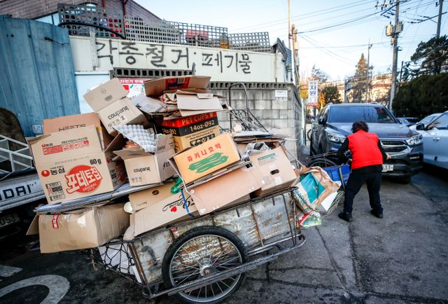 한국 고령층 빈곤율이 경제협력개발기구(OECD) 회원국과 비교해 심각한 수준인 것으로 나타났다. 사진은 서울시내 한 골목에서 한 노인이 리어카를 옮기고 있는 모습. /사진=뉴시스