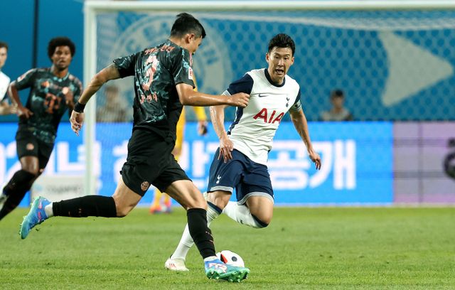 쿠팡플레이를 통해 잉글랜드 프리미어리그 전 경기를 생중계로 시청할 수 있다. 사진은 지난해 8월3일 서울 마포구 상암동 서울월드컵경기장에서 열린 쿠팡플레이 시리즈 잉글랜드 프리미어리그 토트넘 홋스퍼와 독일 분데스리가 바이에른 뮌헨의 경기에서 토트넘 손흥민(오른쪽)과 뮌헨 김민재가 그라운드를 달리는 모습. /사진=뉴스1