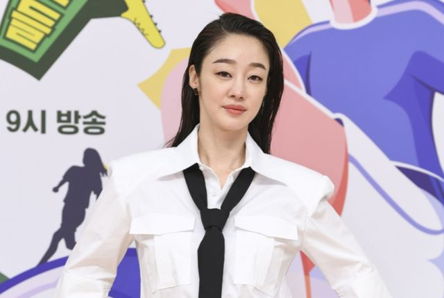 배우 최여진이 결혼 소식을 전하면서 예비 신랑에 이목이 쏠리고 있다. 사진은 지난 2021년 온라인 생중계로 진행된 SBS '골 때리는 그녀들' 제작발표회에 참석한 배우 최여. /사진제공=SBS 제공