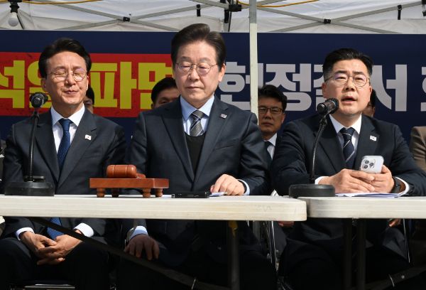 헌법재판소가 한덕수 대통령 권한대행 국무총리 탄핵을 기각한 것에 대해 이재명 더불어민주당 대표가 불편함을 드러냈다. 사진은 이재명 더불어민주당 대표가 최고위원회의에 참석한 모습. /사진=뉴스1