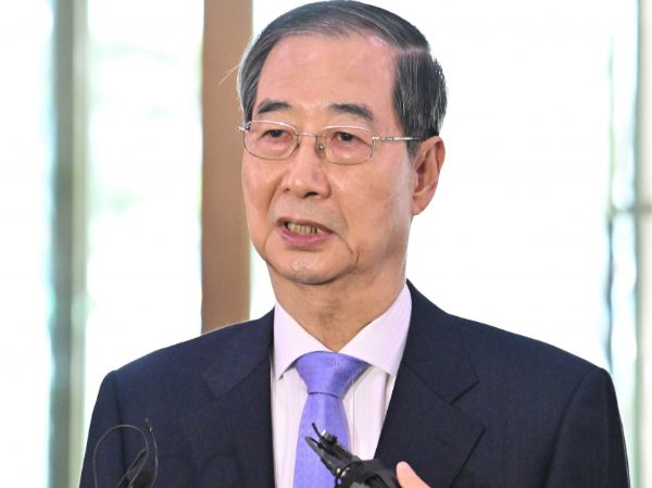 헌법재판소가 한덕수 국무총리에 대한 국회의 탄핵소추를 기각한 것에 대해 대통령실이 입장을 밝혔다. 사진은 헌법재판소에서 탄핵소추안이 기각되면서 직무에 복귀한 한덕수 국무총리가 24일 오전 서울 종로구 정부서울청사로 출근하며 취재진에 입장을 밝히는 모습. /사진=뉴스1(공동취재단)