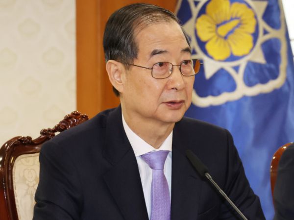 한덕수 대통령 권한대행 겸 국무총리가 국정운영에 전력을 다하겠다고 밝혔다. 사진은 한덕수 대통령 권한대행 국무총리가 24일 정부서울청사에서 열린 국무위원간담회에서 발언하고 있는 모습. /사진=뉴시스(대통령실통신사진기자단)