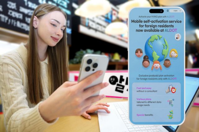 LG유플러스가 외국인 고객도 쉽고 빠르게 알뜰폰 서비스에 가입할 수 있도록 지원하는 '외국인 셀프개통' 서비스를 알뜰폰 업계 최초로 선보인다. 사진은 LG유플러스 모델이 '알닷'을 소개하고 있는 모습. /사진=LG유플러스
