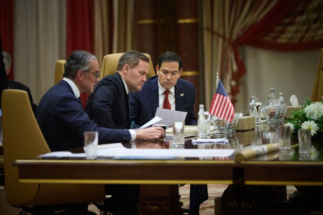 러시아와 우크라이나 전쟁 종식을 위해 미국과 러시아 대표단이 24일 오후 4시(한국시각) 사우디아라비아 리야드에서 회담한다. 사진은 미국 국무장관 마르코 루비오(오른쪽)와 미국 국가안보보좌관 마이크 월츠(가운데)가 지난 11일(현지시각) 사우디아라비아 제다에서 우크라이나-러시아 평화회담 회의에 참석한 모습. /사진=로이터