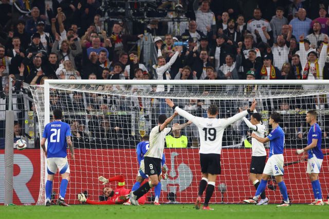 독일이 이탈리아와 난타전 끝에 유럽축구연맹 네이션스리그 4강 진출에 성공했다. 사진은 24일(한국시각) 독일 지그날 이두나 파크에서 열린 '유럽축구연맹(UEFA) 네이션스리그(UNL)' 8강 2차전 독일과 이탈리아의 경기에서 3번째 득점에 성공한 독일 선수단의 모습. /사진=로이터