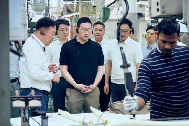 LG는 구광모 대표가 지난달 24일부터 인도 벵갈루루와 뉴델리, 아랍에미리트 두바이 방문해 미래전략을 점검했다고 4일 밝혔다. 구광모 LG 대표(왼쪽 세 번째)가 인도 뉴델리에 위치한 LG전자 노이다 생산공장을 찾아 에어컨 생산과정을 살펴보고 있다. /사진=뉴스1