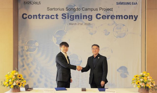 삼성E&A가 글로벌 생명과학 기업 싸토리우스와 협력해 바이오 원부자재 생산 허브로 도약한다. 사진은 남궁 홍 삼성E&A 대표이사 사장(우측)과 싸토리우스 코리아오퍼레이션스 김덕상 대표이사가 계약식 기념사진을 촬영하는 모습. /사진=삼성E&A 