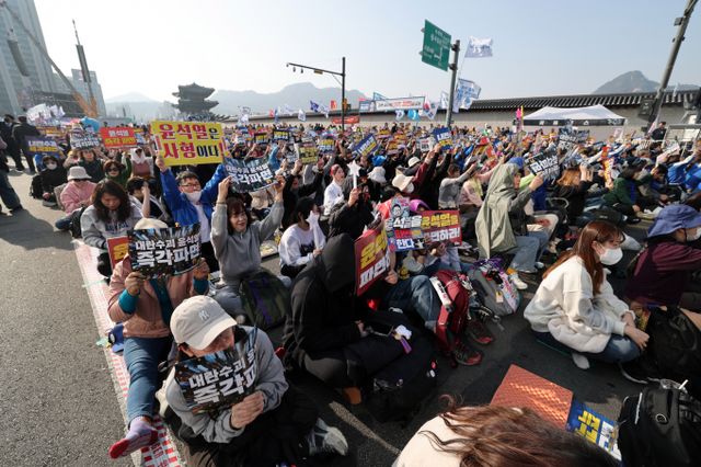 윤석열 대통령 탄핵 촉구 집회 근처에 있던 20대 여성을 치고 달아난 혐의를 받는 승용차 운전자가 경찰에 붙잡혔다. 사진은 지난 22일 서울 광화문 앞에서 열린 윤 대통령 탄핵과 즉각퇴진 촉구 집회에서 참석자들이 구호를 외치는 모습. 해당 기사와 상관없음. /사진=뉴스1