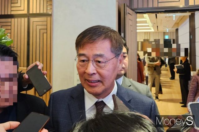 신학철 LG화학 부회장이 24일 서울 여의도 LG트윈타워에서 진행된 LG화학 제24기 정기 주주총회에서 기자들의 질의에 답하고 있다. /사진=최유빈 기자