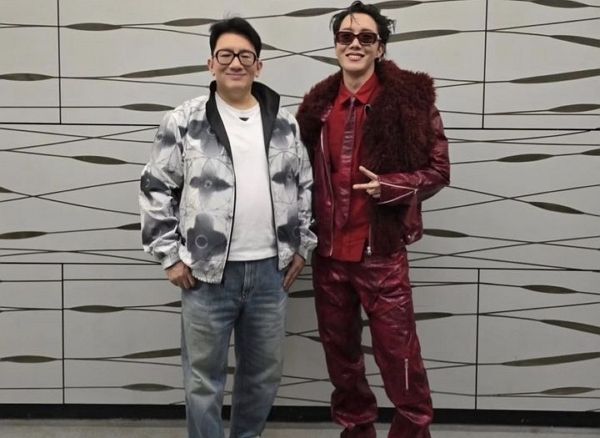 방시혁이 몰라보게 홀쭉해진 모습을 공개했다. 사진은 하이브 의장 방시혁(왼쪽)과 BTS 제이홉의 모습. /사진=방시혁 인스타그랩 캡처